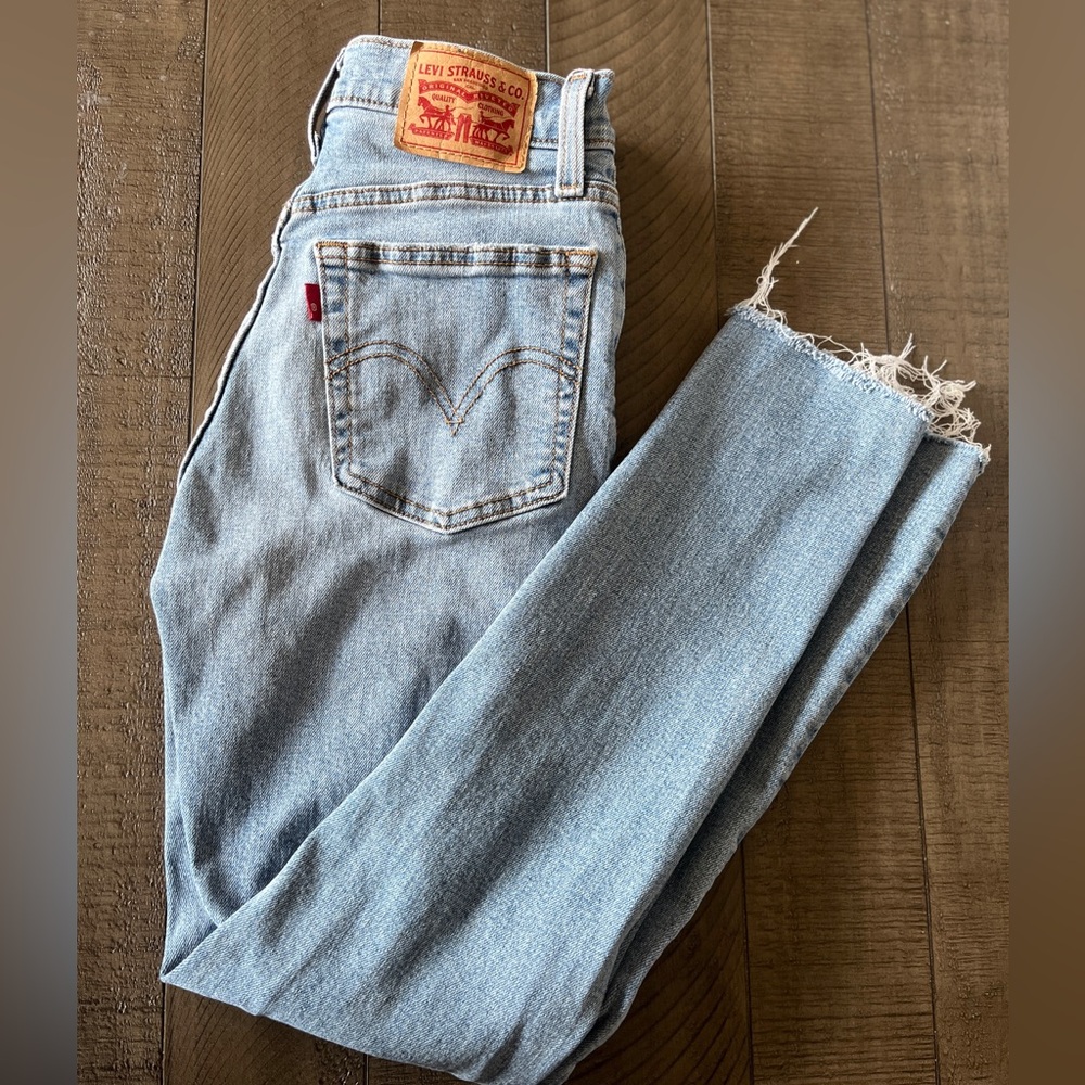 Levi's Wedgie Straight Fit Jeans W25 L28 | Distressed Light Wash